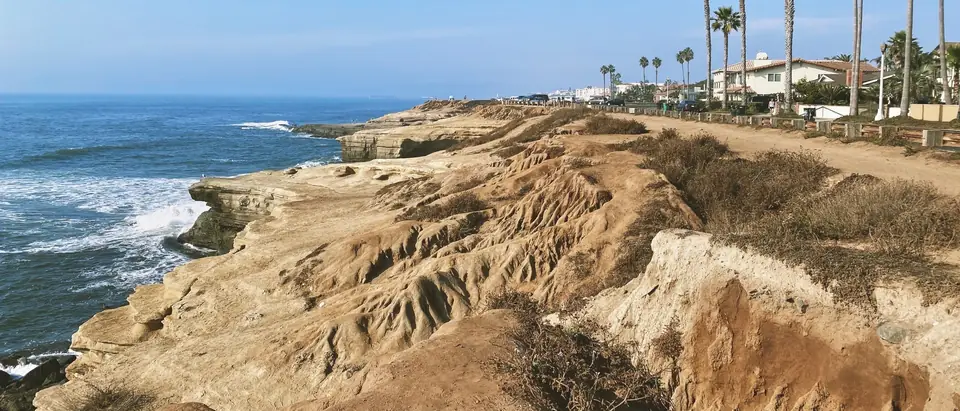 Sandstone cliffs, palm trees and the Pacific on a clear day